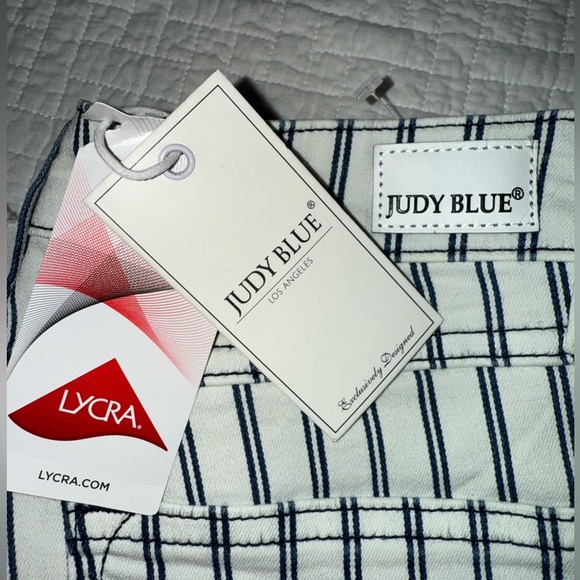 Brand new flare Judy Blue pants from the Buckle. Never worn, size 5 (27). - Picture 3 of 4